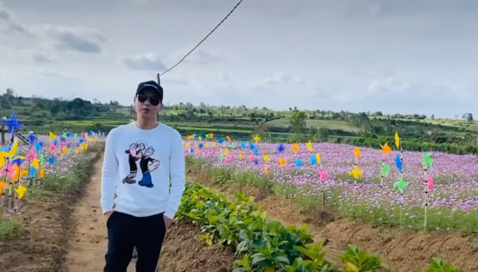 Hồ Quang Hiếu chụp ảnh chào xuân cực đáng yêu, tiết lộ MV mới