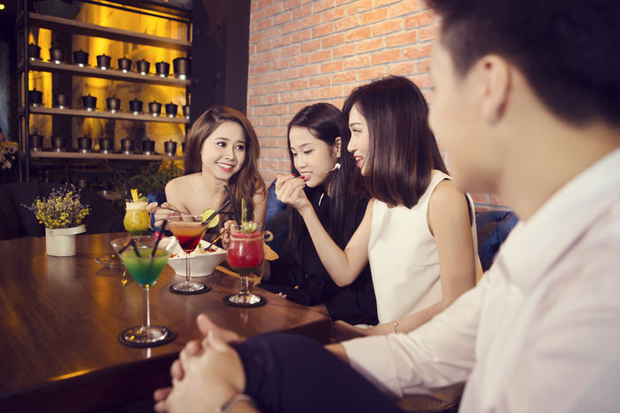 Học mẹ đơn thân lối sống tối giản: Gội đầu bằng chanh, có 2 cây son