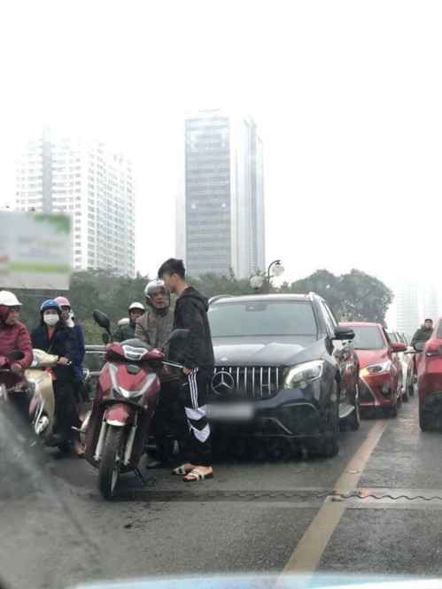 “Hôn nhẹ” xe máy, Duy Mạnh bị bắt đền chữ ký làm dân tình cười bò