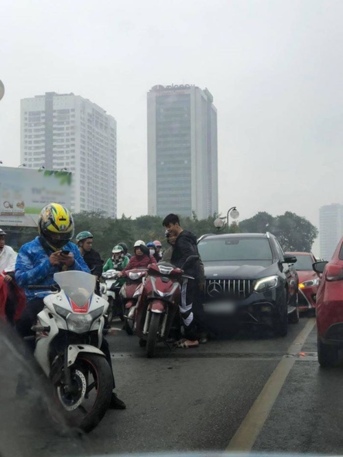 “Hôn nhẹ” xe máy, Duy Mạnh bị bắt đền chữ ký làm dân tình cười bò