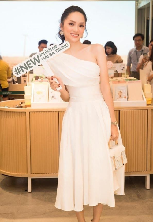 Hương Giang khoe eo con kiến, “Hà Lan” gợi cảm trong sự kiện đầu năm