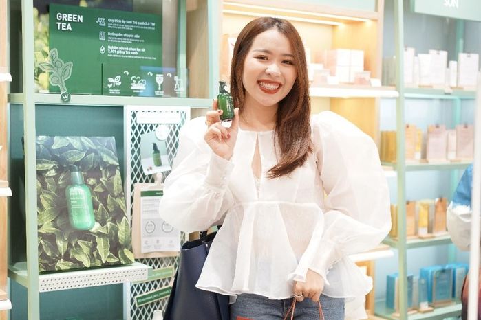 Hương Giang khoe eo con kiến, “Hà Lan” gợi cảm trong sự kiện đầu năm