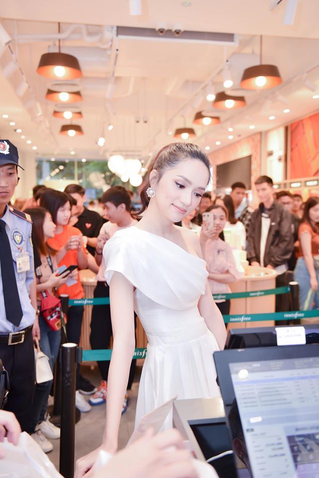 Hương Giang khoe eo con kiến, “Hà Lan” gợi cảm trong sự kiện đầu năm