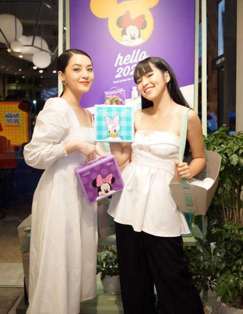 Hương Giang khoe eo con kiến, “Hà Lan” gợi cảm trong sự kiện đầu năm