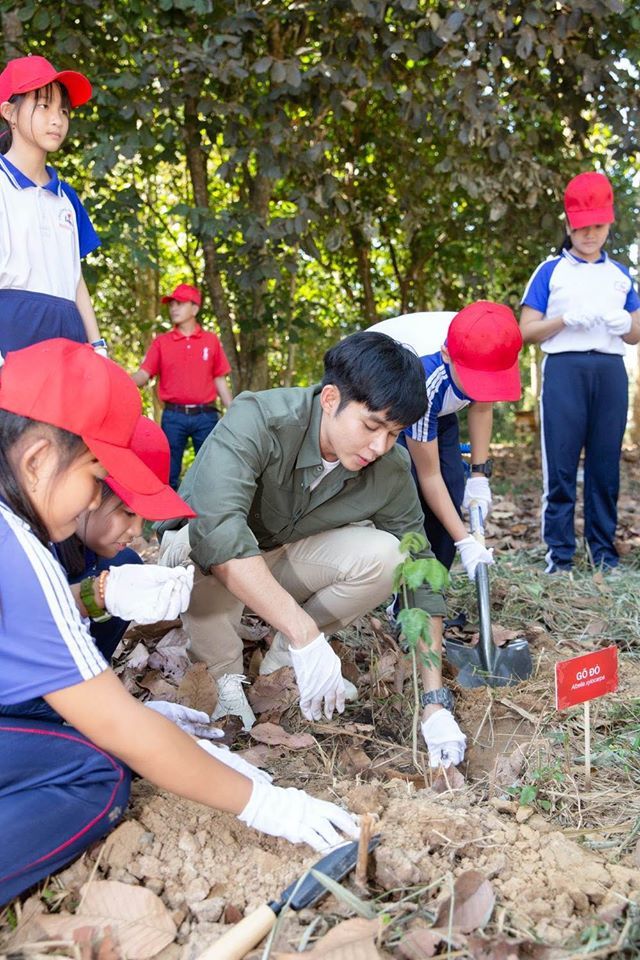 Jun Phạm cùng các bạn học sinh tham gia trồng cây đầu năm mới