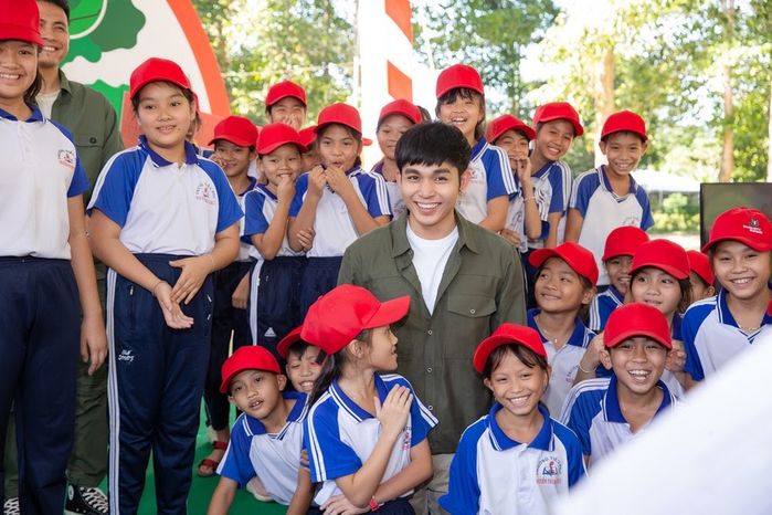 Jun Phạm cùng các bạn học sinh tham gia trồng cây đầu năm mới