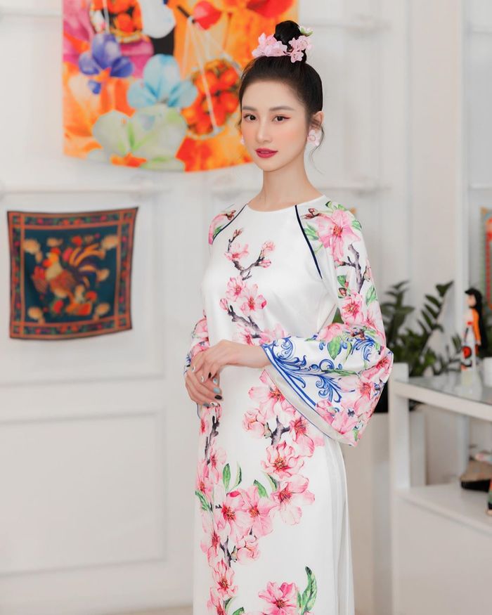 Jun Vũ diện áo dài đón Tết