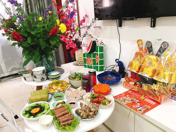 Khoảnh khắc ngày ông Táo về trời: Khoe mâm cơm cúng, thả cá văn minh