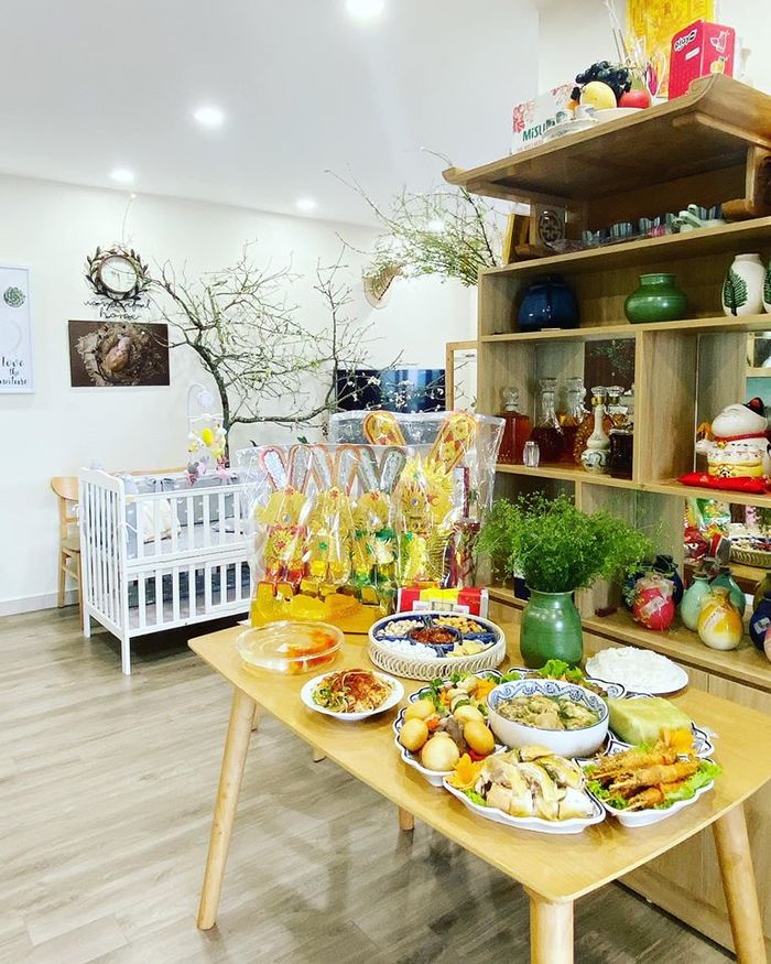 Khoảnh khắc ngày ông Táo về trời: Khoe mâm cơm cúng, thả cá văn minh
