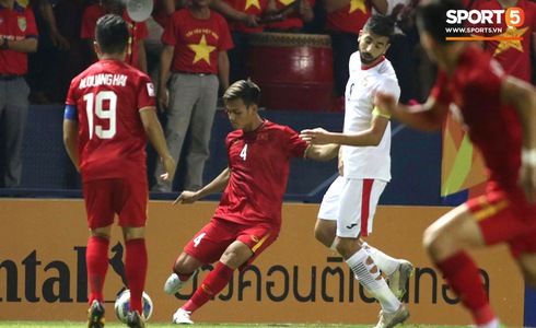 Khoảnh khắc trận Việt Nam – Jordan: Bùi Tiến Dũng nhiều lần cứu thua