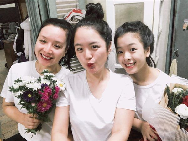 Ba mẹ con NSƯT Chiều Xuân giống nhau như đúc khi khoe ảnh thanh xuân