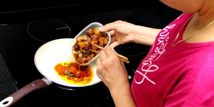 Nốc bánh mứt, ăn đồ hâm nhiều lần hại sức khỏe, gây tăng cân ngày Tết