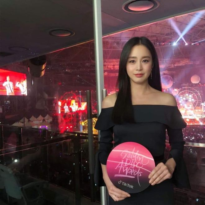 Kim Tae Hee đẹp lấn át dàn idol thảm đỏ GDA 2020