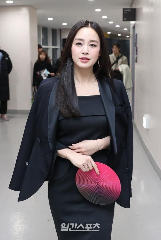 Kim Tae Hee đẹp lấn át dàn idol thảm đỏ GDA 2020