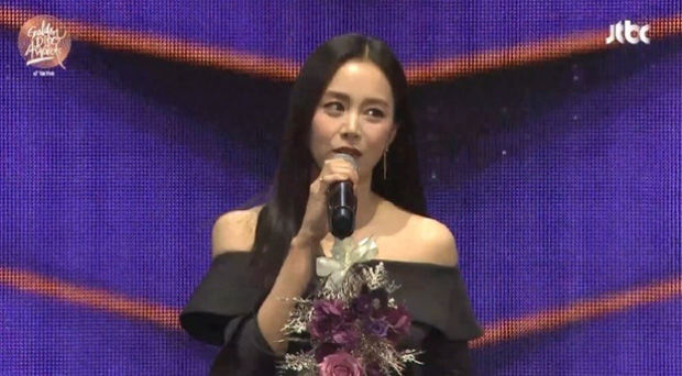 Kim Tae Hee đẹp lấn át dàn idol thảm đỏ GDA 2020