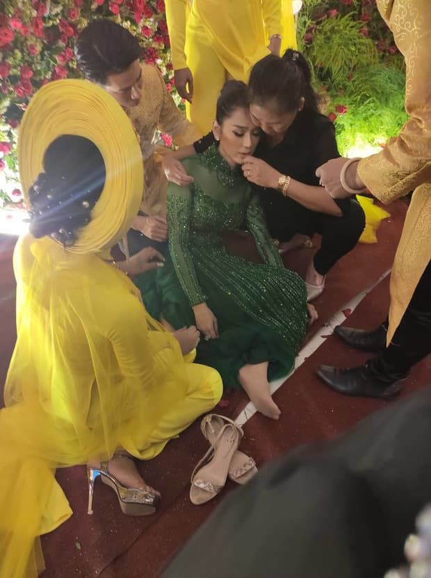 Lâm Khánh Chi và loạt sao Việt ngất xỉu trong đám cưới vì kiệt sức