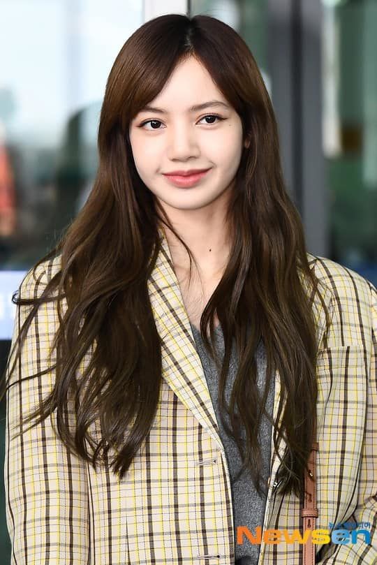Lisa (BLACKPINK) gây bão khi lần đầu chẻ tóc mái, được khen hiền dịu