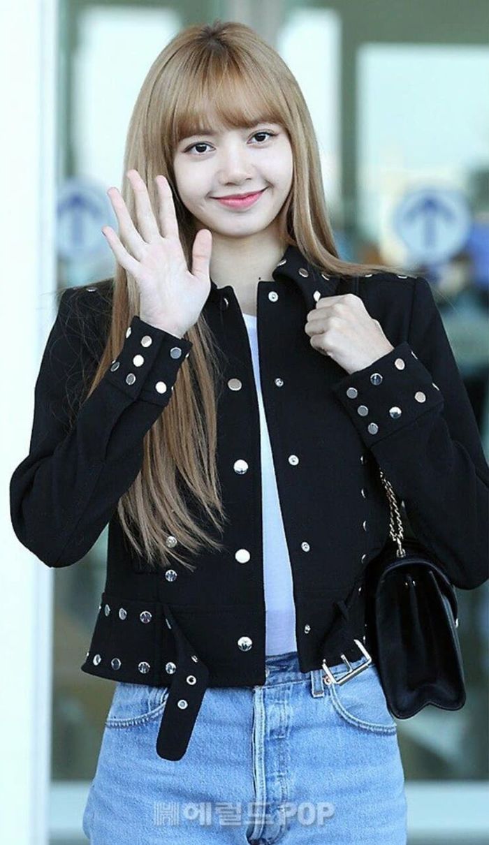 Lisa (BLACKPINK) gây bão khi lần đầu chẻ tóc mái, được khen hiền dịu