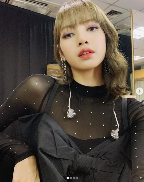 Lisa (BLACKPINK) gây bão khi lần đầu chẻ tóc mái, được khen hiền dịu