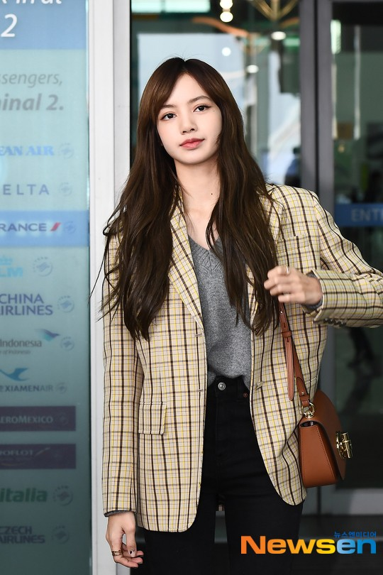 Lisa (BLACKPINK) gây bão khi lần đầu chẻ tóc mái, được khen hiền dịu