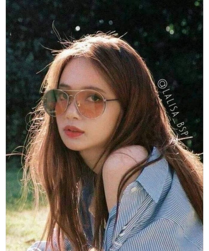 Lisa (BLACKPINK) gây bão khi lần đầu chẻ tóc mái, được khen hiền dịu