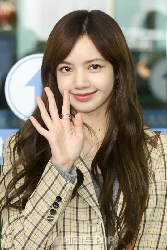 Lisa (BLACKPINK) gây bão khi lần đầu chẻ tóc mái, được khen hiền dịu