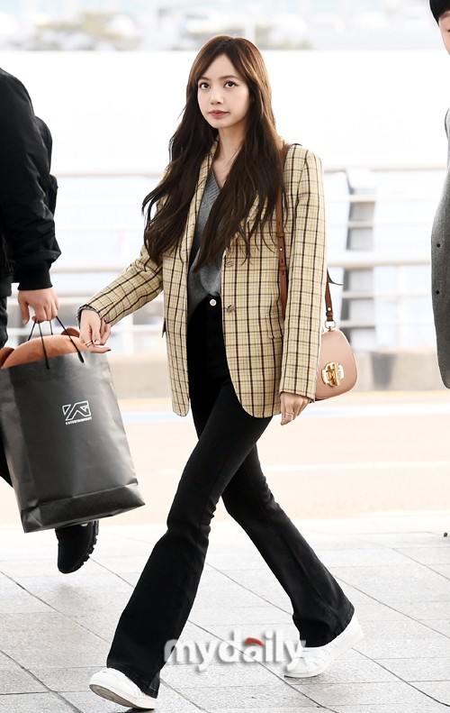 Lisa (BLACKPINK) gây bão khi lần đầu chẻ tóc mái, được khen hiền dịu