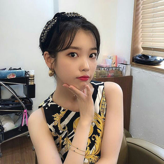 Bóc giá phụ kiện nhỏ giá siêu to của Lisa, IU và loạt sao Hàn