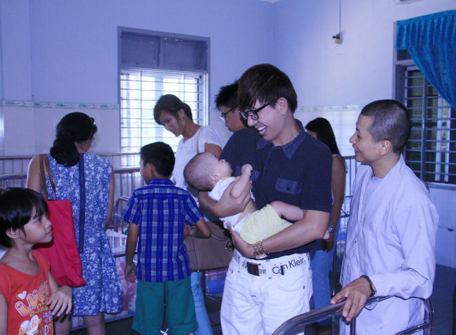 Long Nhật đạt danh hiệu quý giá Nghệ Sĩ - Ca Sĩ Nhân Ái của năm