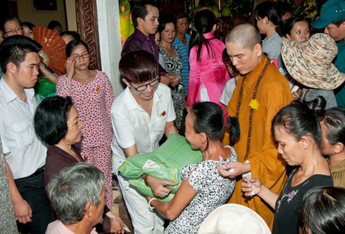 Long Nhật đạt danh hiệu quý giá Nghệ Sĩ - Ca Sĩ Nhân Ái của năm