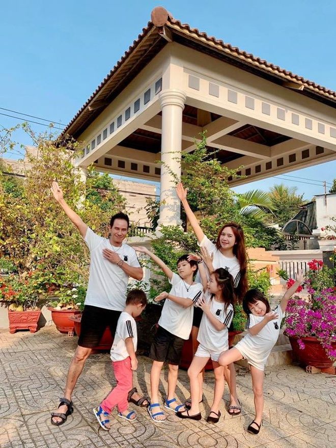 Sao Việt tất bật đón Tết: Diễm My đi tảo mộ, Thanh Tú gói bánh chưng