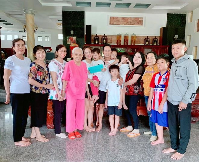 Sao Việt tất bật đón Tết: Diễm My đi tảo mộ, Thanh Tú gói bánh chưng