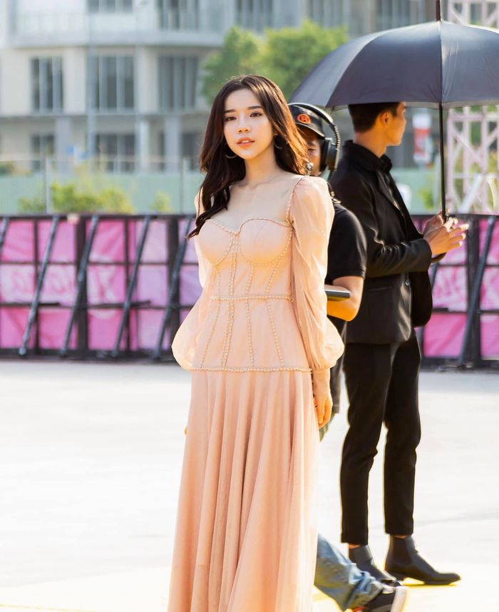 LyLy 24h hóa quý cô ngọt ngào khi tham dự sự kiện