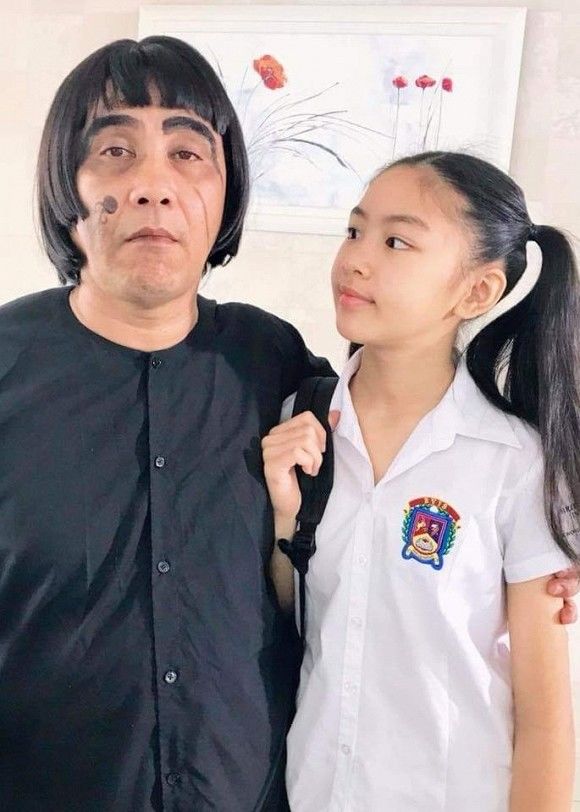MC Quyền Linh ngoài 50 vẫn nhí nhố từ ngoài đời đến trên sân khấu
