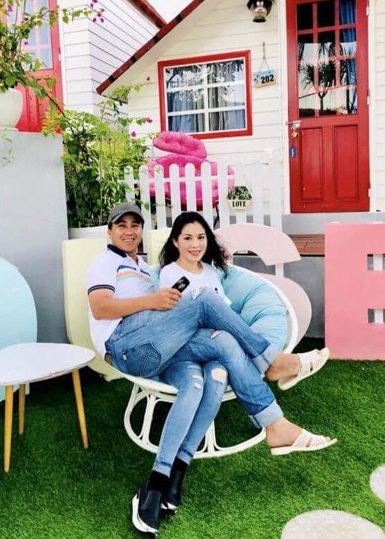 MC Quyền Linh ngoài 50 vẫn nhí nhố từ ngoài đời đến trên sân khấu