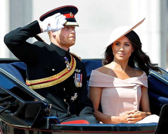 Meghan Markle từng bị tố tuyệt tình với bố đẻ, chảnh chọe với nữ hoàng