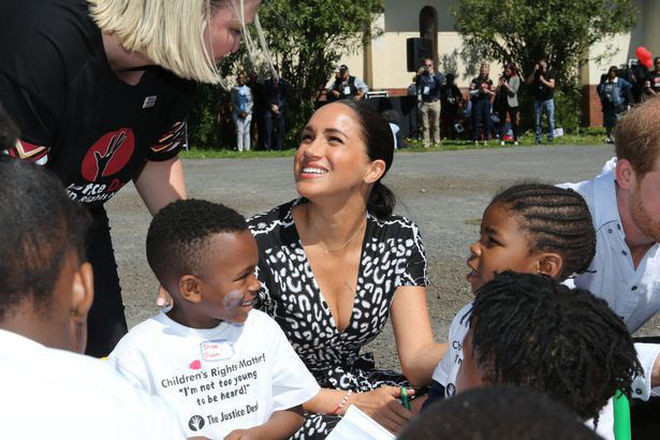 Meghan Markle từng bị tố tuyệt tình với bố đẻ, chảnh chọe với nữ hoàng