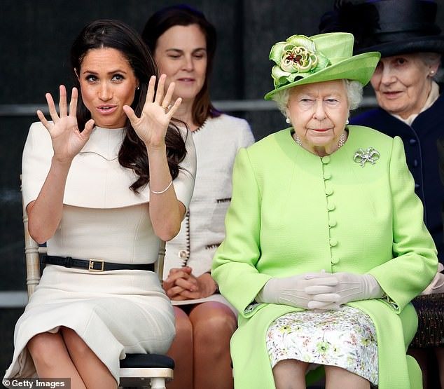 Meghan Markle từng bị tố tuyệt tình với bố đẻ, chảnh chọe với nữ hoàng