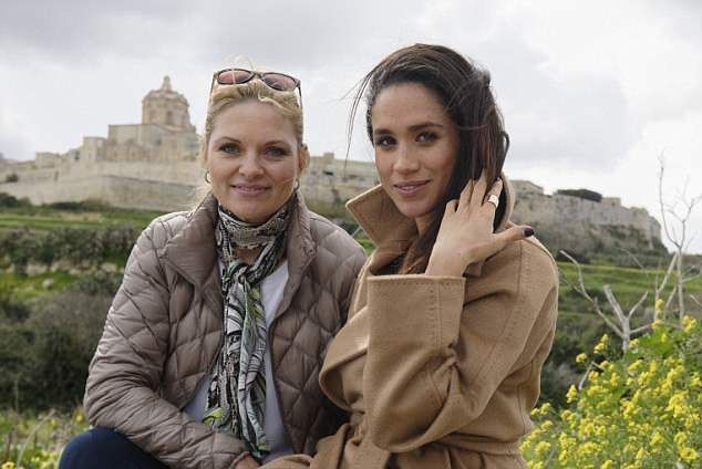 Meghan Markle từng bị tố tuyệt tình với bố đẻ, chảnh chọe với nữ hoàng