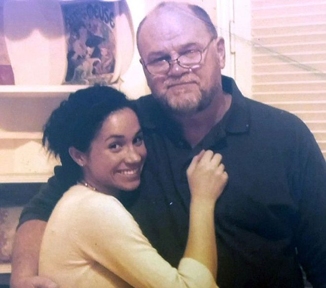 Meghan Markle từng bị tố tuyệt tình với bố đẻ, chảnh chọe với nữ hoàng