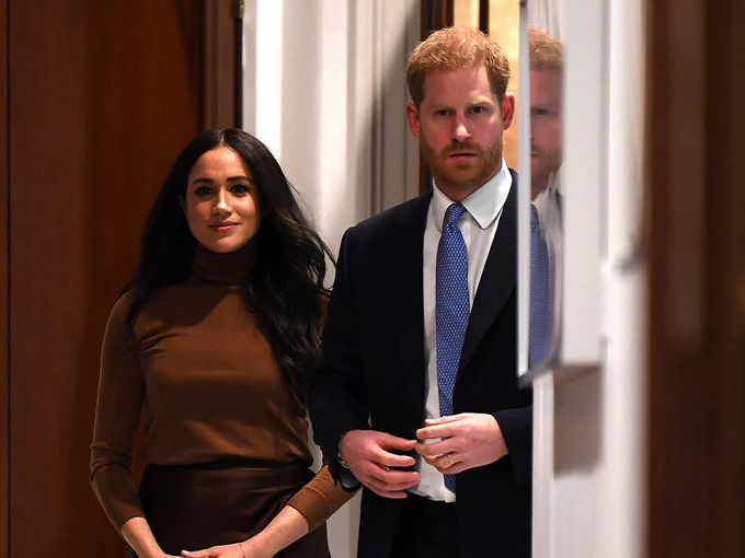 Meghan Markle từng bị tố tuyệt tình với bố đẻ, chảnh chọe với nữ hoàng