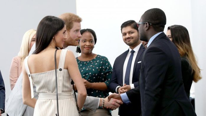 Meghan Markle từng bị tố tuyệt tình với bố đẻ, chảnh chọe với nữ hoàng