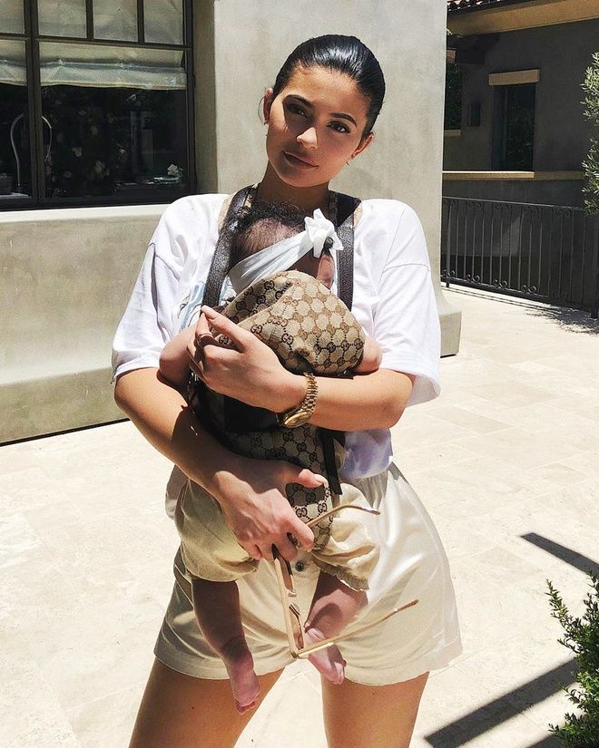 Mới 2 tuổi, con gái Kylie Jenner đã “ngập” trong tủ đồ hiệu ngàn đô