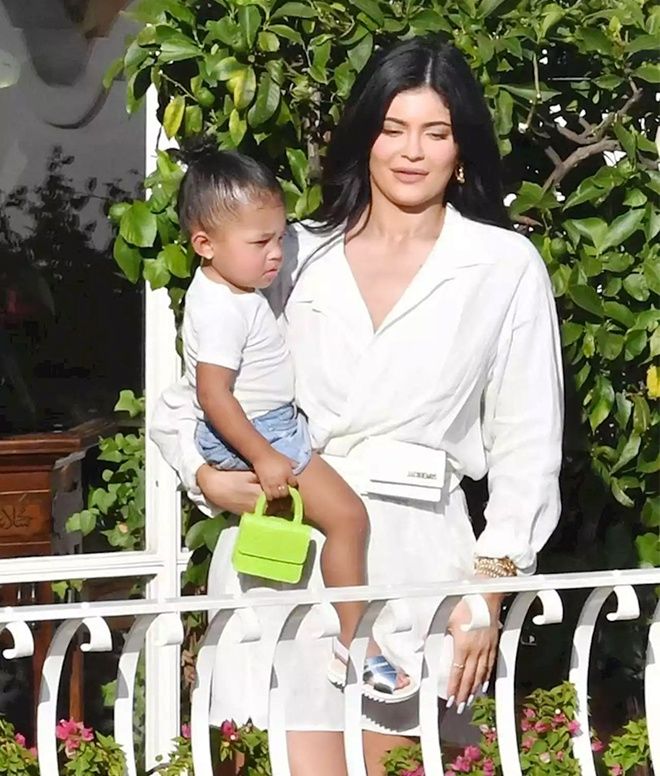 Mới 2 tuổi, con gái Kylie Jenner đã “ngập” trong tủ đồ hiệu ngàn đô