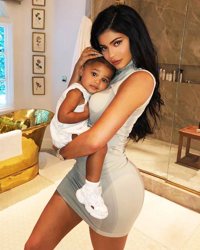 Mới 2 tuổi, con gái Kylie Jenner đã “ngập” trong tủ đồ hiệu ngàn đô