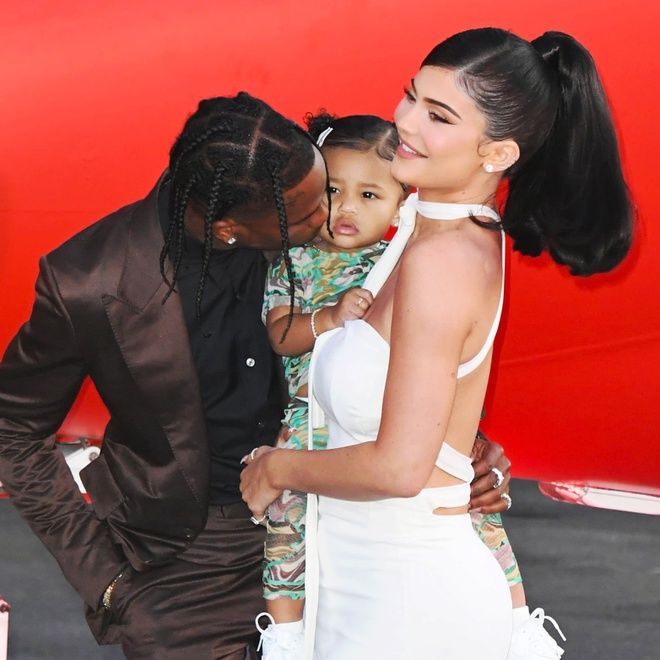 Mới 2 tuổi, con gái Kylie Jenner đã “ngập” trong tủ đồ hiệu ngàn đô