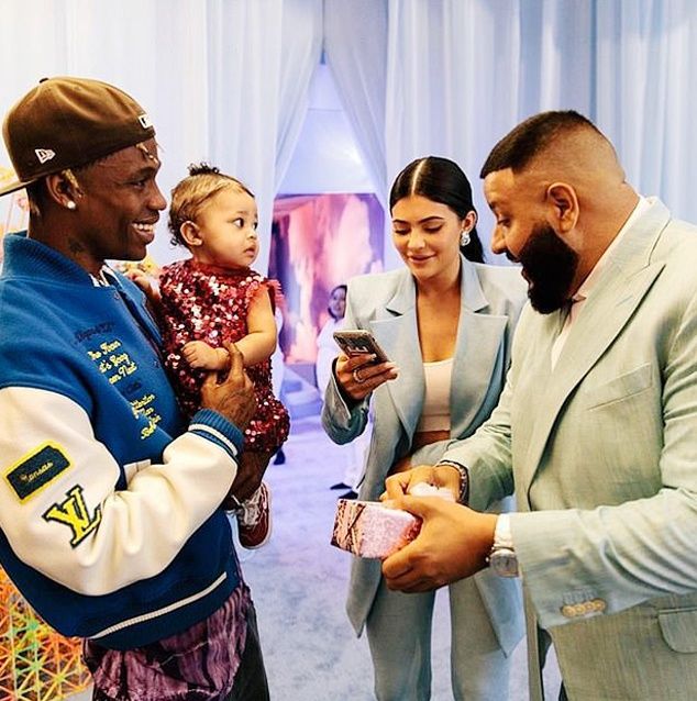Mới 2 tuổi, con gái Kylie Jenner đã “ngập” trong tủ đồ hiệu ngàn đô