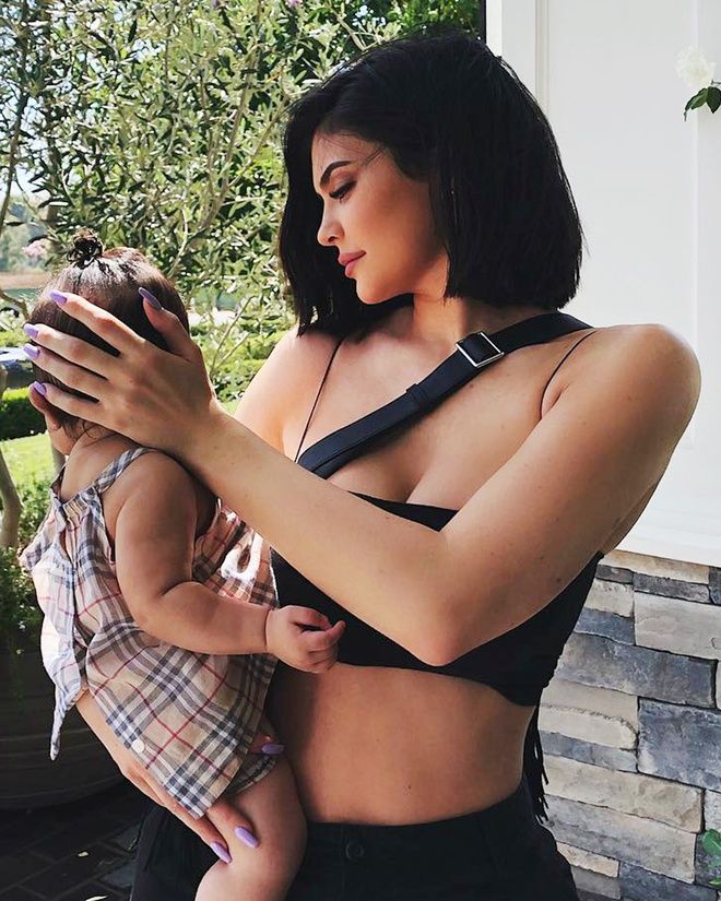 Mới 2 tuổi, con gái Kylie Jenner đã “ngập” trong tủ đồ hiệu ngàn đô