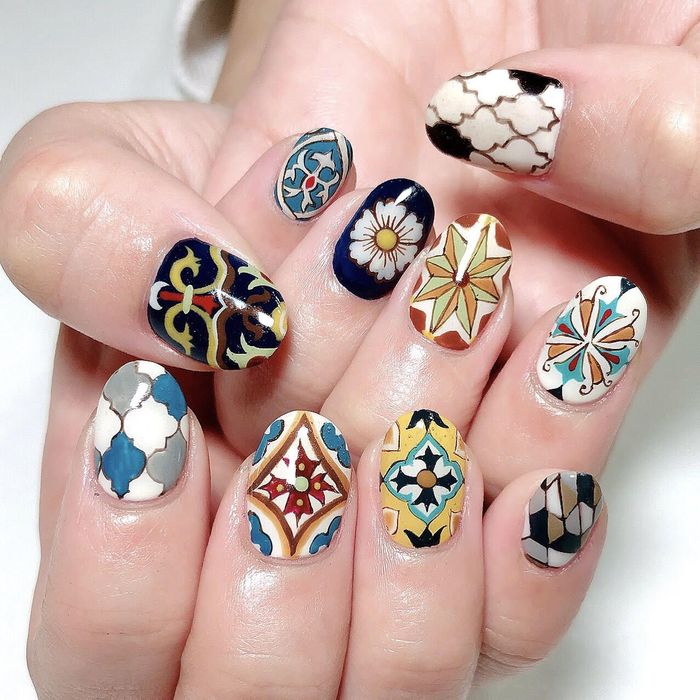 Xu hướng nail năm 2020: Sơn màu cầu vồng, họa tiết galaxy hợp mốt