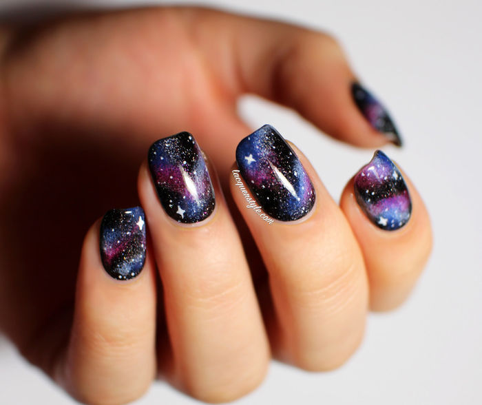 Xu hướng nail năm 2020: Sơn màu cầu vồng, họa tiết galaxy hợp mốt